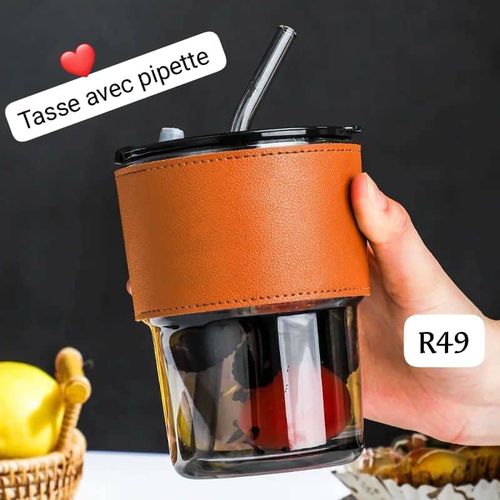 Tasse avec paille en verre